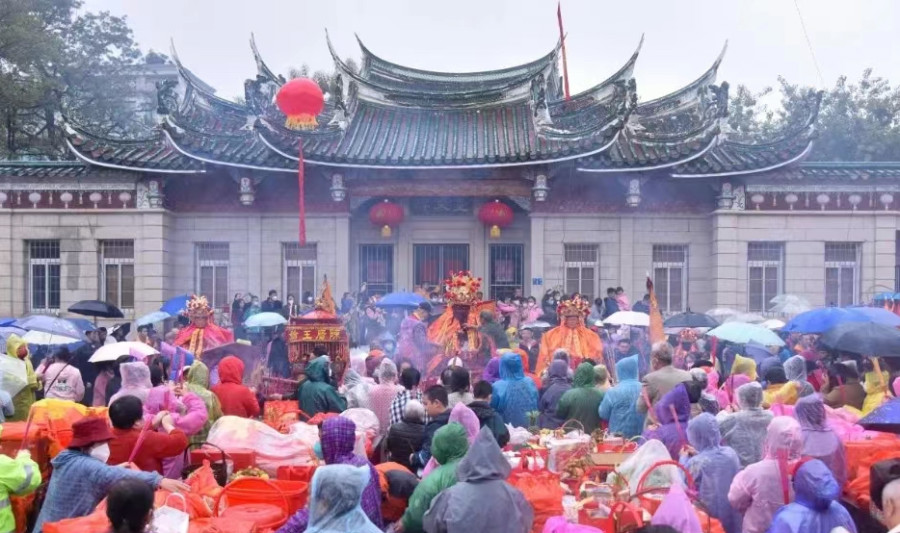 群众们在虔诚的祷告中,许下来年心愿。集美区融媒体中心供图