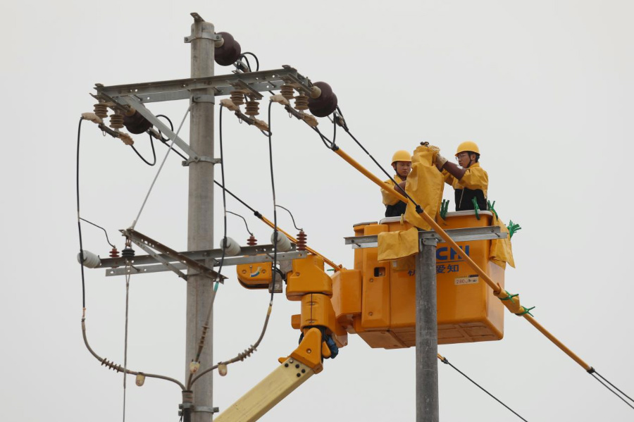 2月7日，在厦门轨道交通6号线集美至同安段美峰站的工程现场，国网厦门供电公司工作人员对项目建设红线内的10千伏电力架空线路进行迁改。叶成才摄