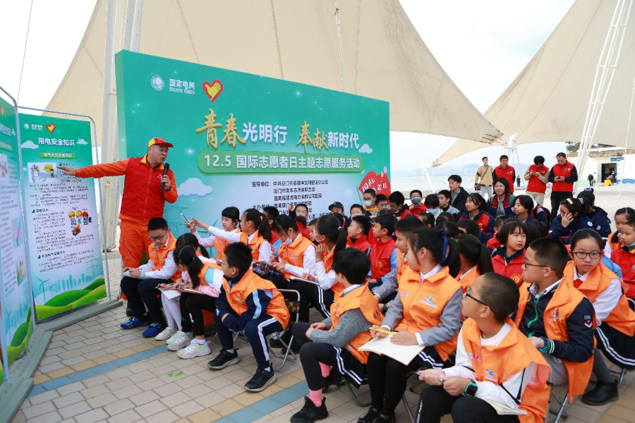 2020年12月，光明志願服務隊走進大同小學開展“電力愛心課堂”活動（資料圖）。國網廈門供電公司供圖
