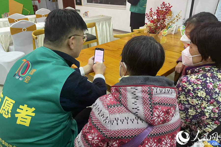 “10点钟课堂”授课老师课后指导老人使用软件。人民网 林盈摄