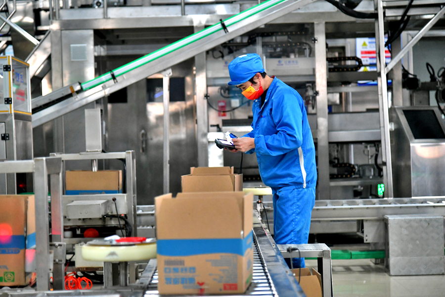 工人正在检查生产线的产品质量。洪坤泽摄