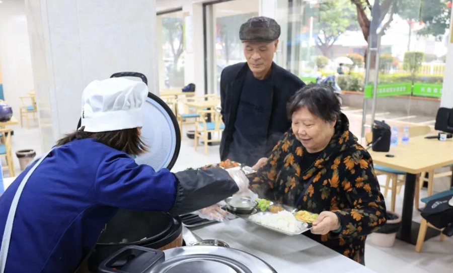 食堂每天有八道菜、一道汤可供选择。
