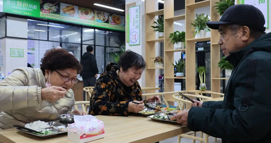 60周岁以上老人只要出示身份证或海峡银行“银福龄卡”便可享受优惠套餐。
