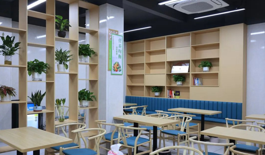 饭点一过，撤下餐具，几张桌椅一拼，食堂还能变“学堂”。