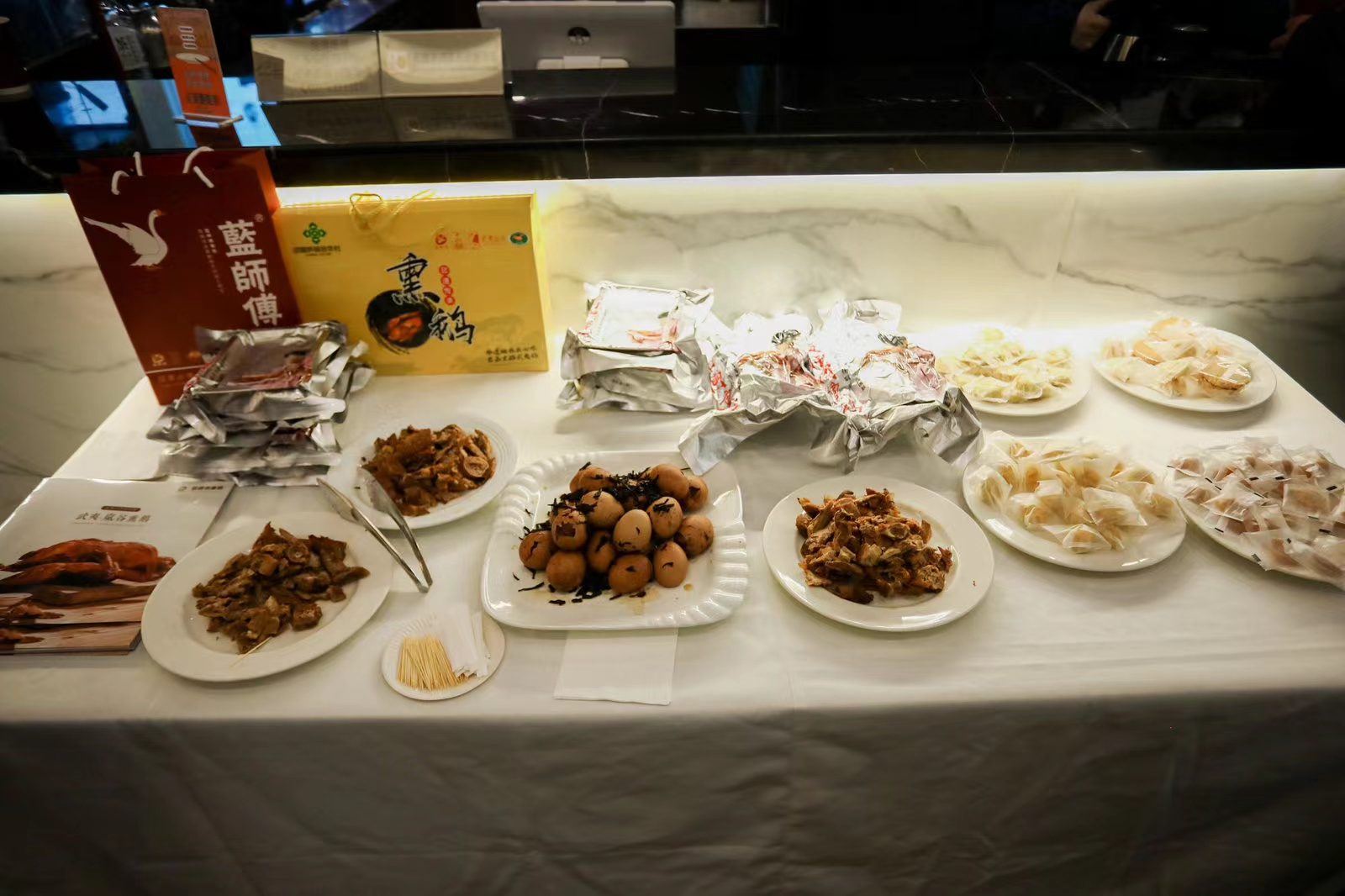 活动现场展现武夷山特色美食。武夷山市委宣传部供图