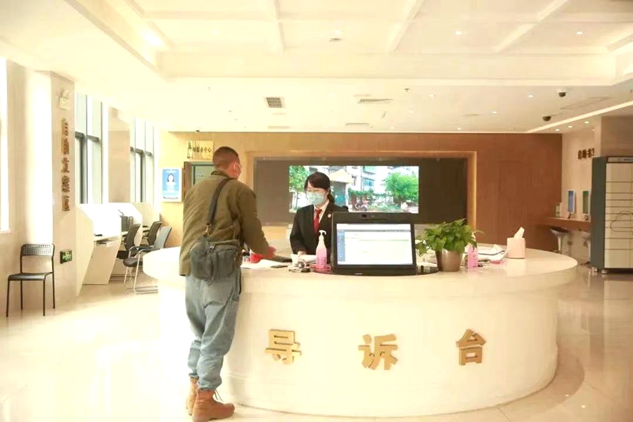 在诉讼服务中心设立导诉台，打造司法服务贴心窗口。翔安法院供图