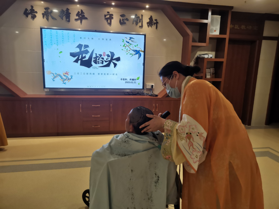 护士化身理发师，为患者服务。厦门市第五医院供图