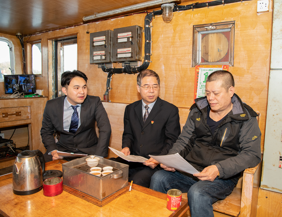 农行漳州东山支行客户经理团队到渔船上推介农行金融产品及服务。农行漳州分行供图