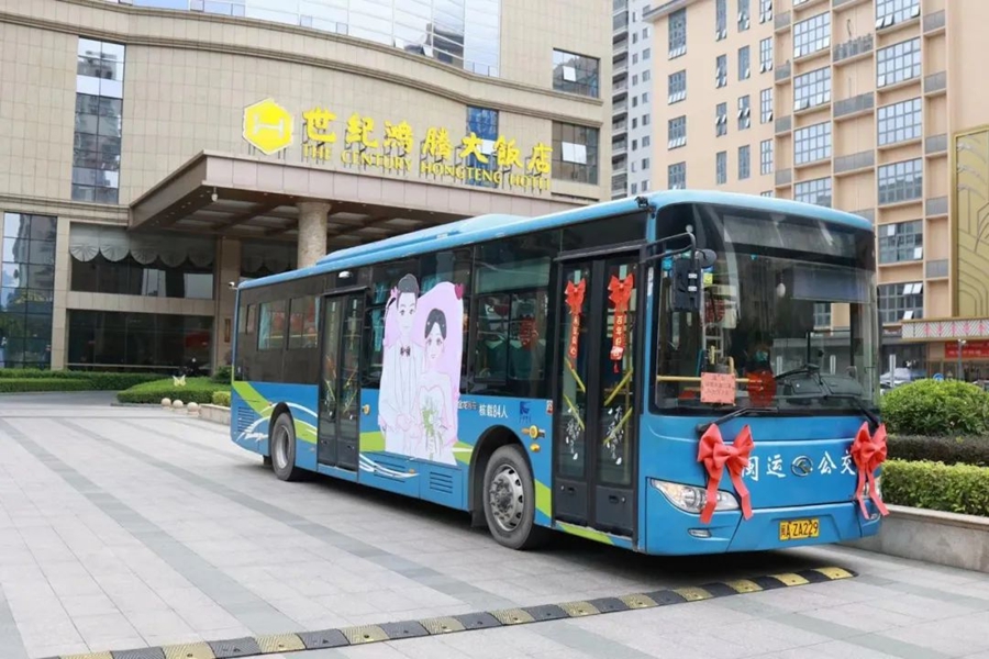 公交化身浪漫婚车。连江县委文明办供图