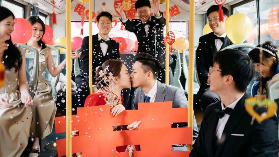 新人在亲友的见证下互相亲吻。