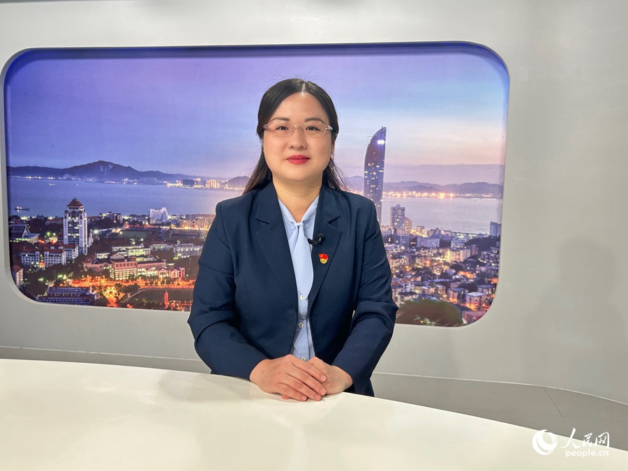 中共厦门市集美区委组织部副部长朱晶做客人民网演播室。人民网 兰志飞摄