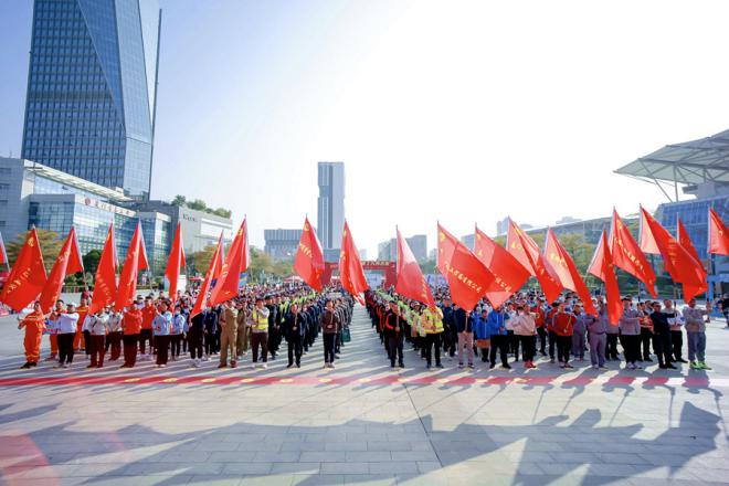 600名产业工人身着特色工装在活动主会场集结。厦门市总工会供图