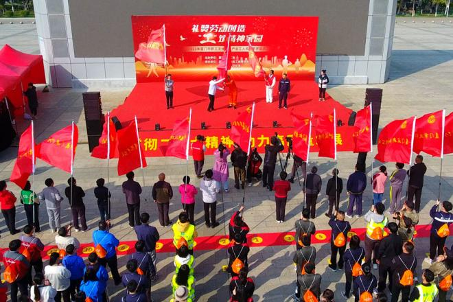 开幕式授旗仪式现场。厦门市总工会供图