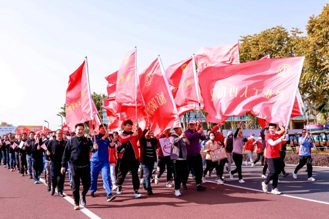 同安分会场的600名产业工人队伍在环东海域滨海跑道开拔。厦门市总工会供图