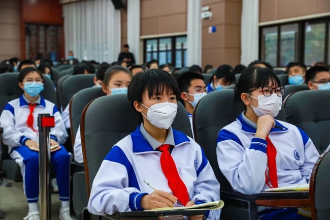 活动现场，学生们认真聆听宣讲。