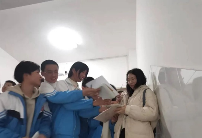 宣讲结束后，学生们热情地找林家红要签名。大田县融媒体中心供图