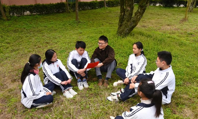 陈榕猇结合党的二十大精神，向学生宣讲提升国家文化软实力和中华文化影响力等重要论述。