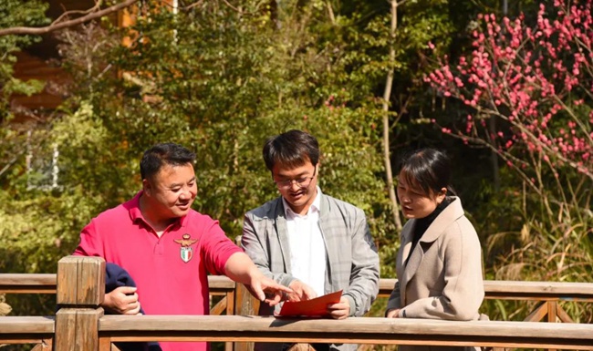 蔡永武深入乡村宣讲，与村民促膝畅谈。