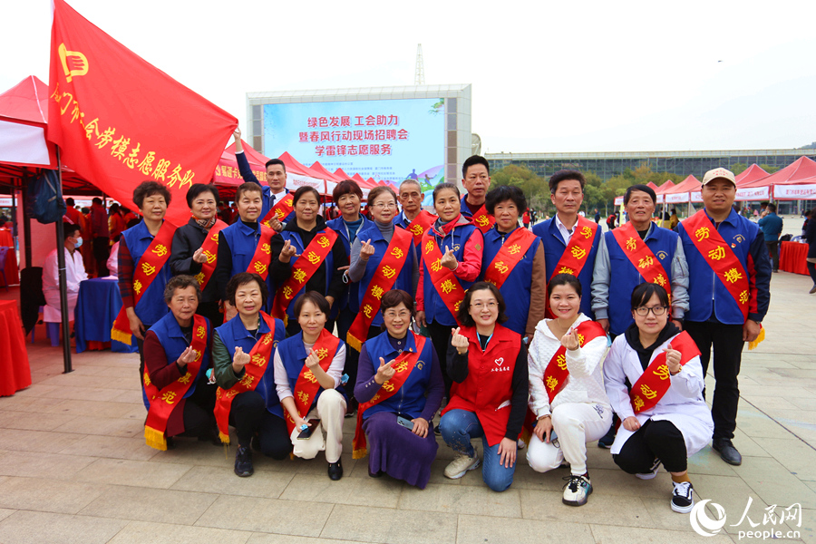 厦门市工会劳模志愿队。人民网 陈博摄