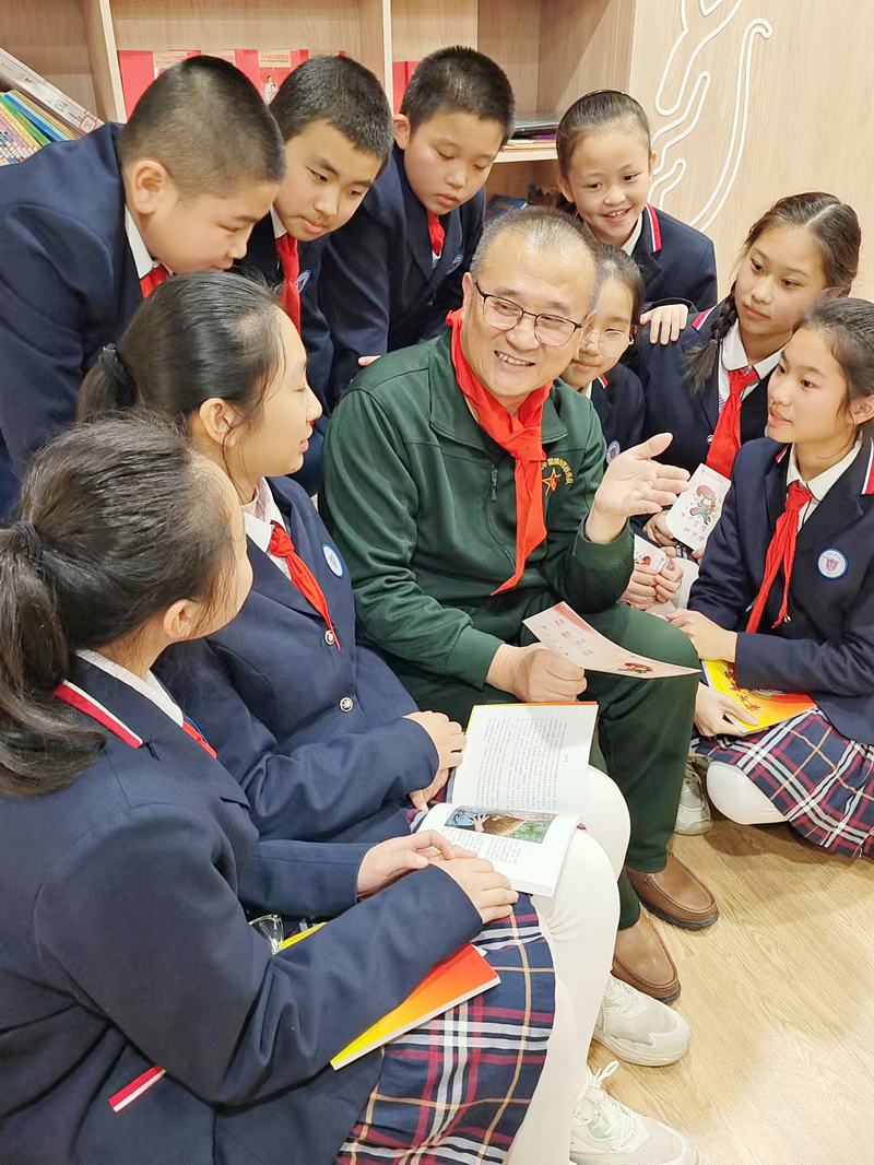 游文晃在勉勵學生做新時代“雷鋒式”的好少年。林林攝