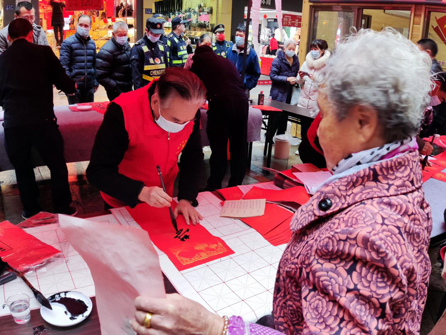 有书画特长的志愿者在春节义务为群众写春联 福清市老年大学供图
