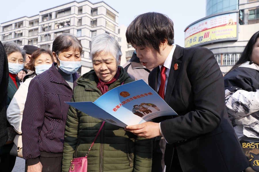 “学雷锋纪念日 送法进社区”活动。三明中院供图