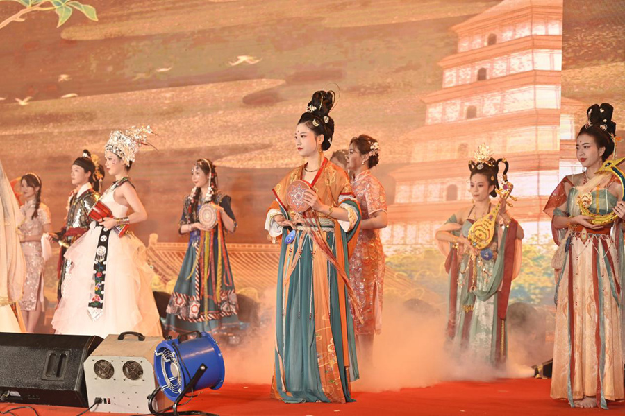 “芳華競綻·逐夢新時代”風格演繹。中建海峽供圖