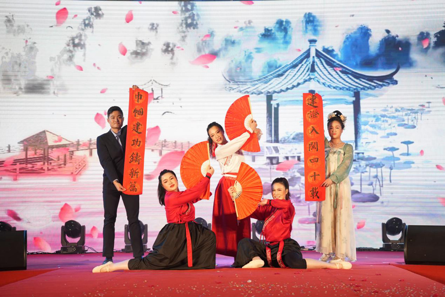 “巾幗生輝·奮進新時代”主題表演。中建海峽供圖
