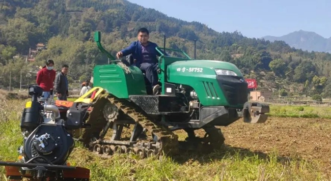 农机专业技术人员为农机手免费维修农机具。蕉城区融媒体中心供图