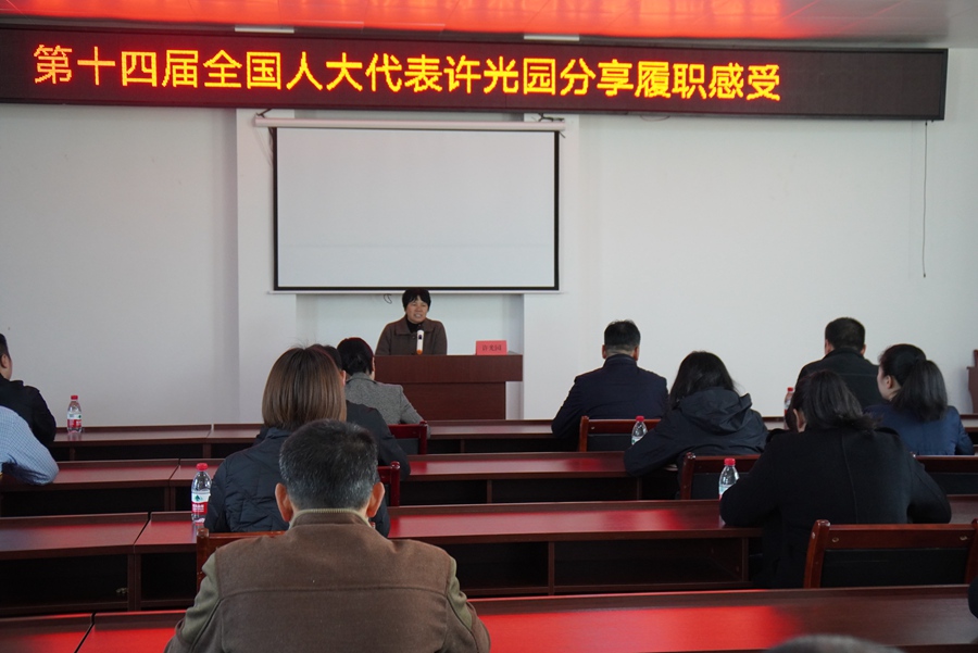 分享會上，許光園暢談兩會見聞和感受。陳莉莉攝