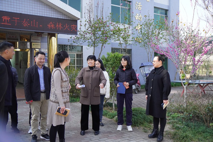 分享會后，干部和村民跟許光園熱聊（陳莉莉 攝）2.JPG