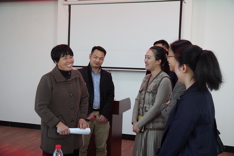 分享會后，干部和村民與許光園熱聊。陳莉莉攝