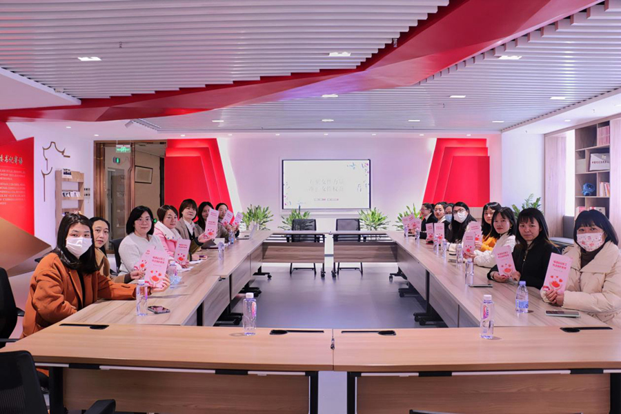 女职工权益讲座上分发《福建省女职工劳动保护条例》宣传手册。中建海峡供图