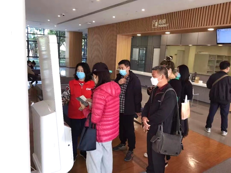 国贸股份志愿者在共建医院提供导诊志愿服务。国贸股份供图