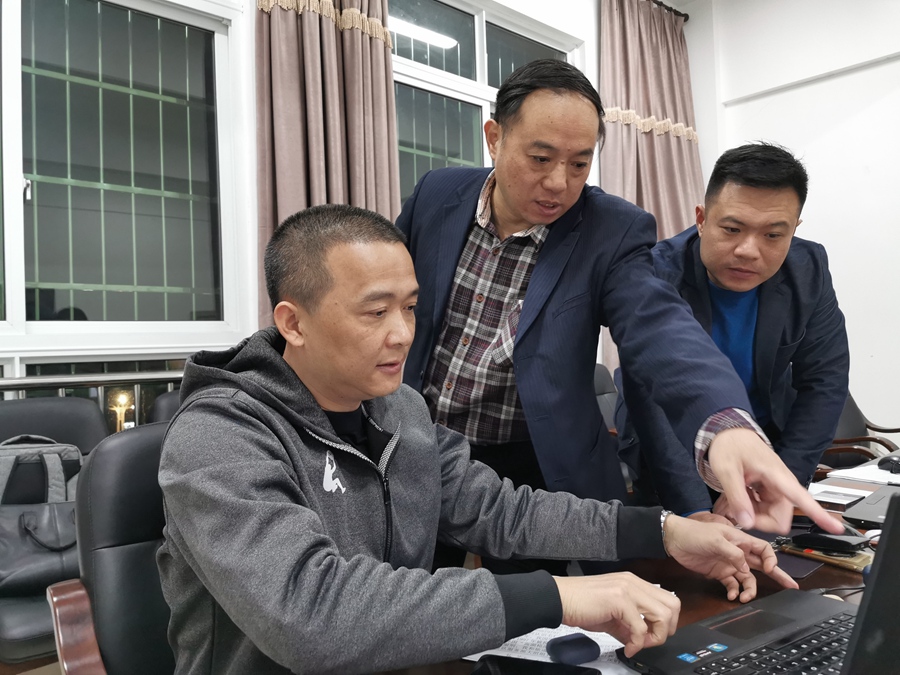 郭伟民（中）言传身教，悉心指导身边的民警.jpg