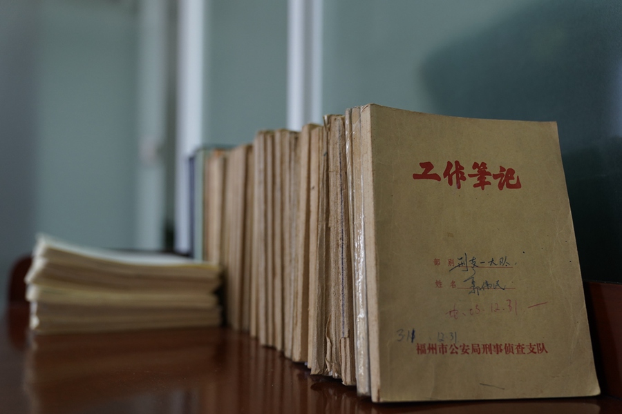 郭伟民办公室里摆放整齐的笔记本。福州市公安局供图