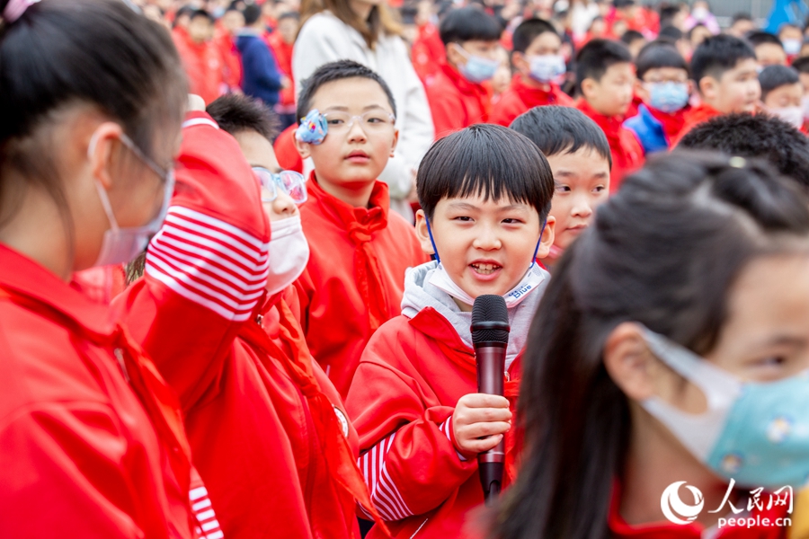 主持人和同学们正开启一场激烈的节水知识问答。实习生康磊摄