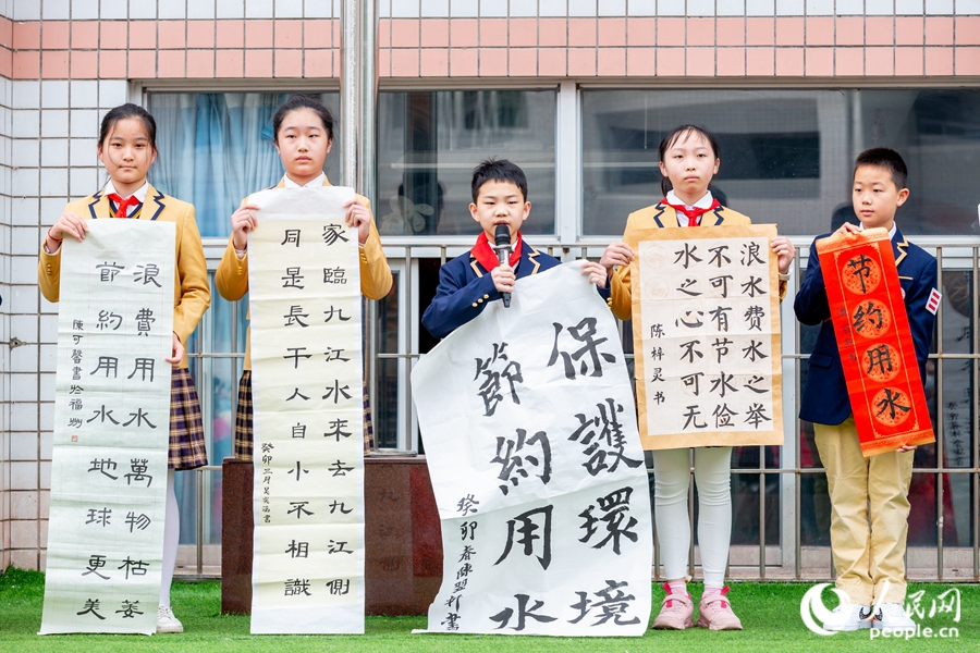 同学们展示自己的书法作品。实习生康磊摄