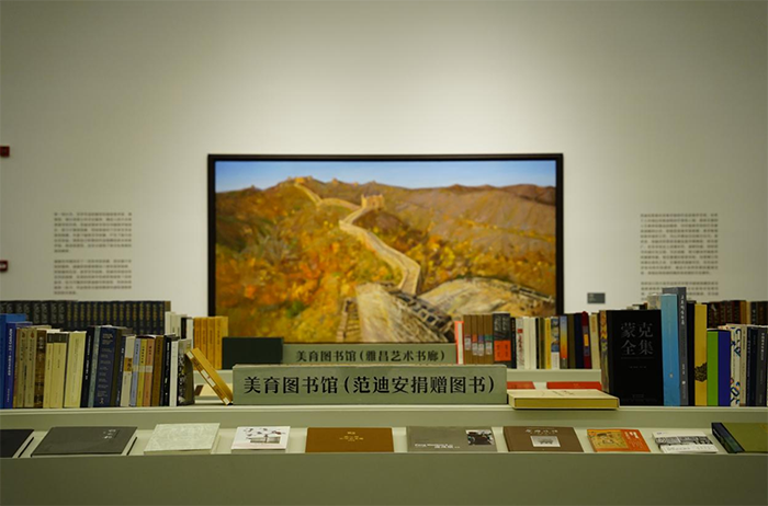 范迪安捐赠图书。浦城县融媒体中心供图