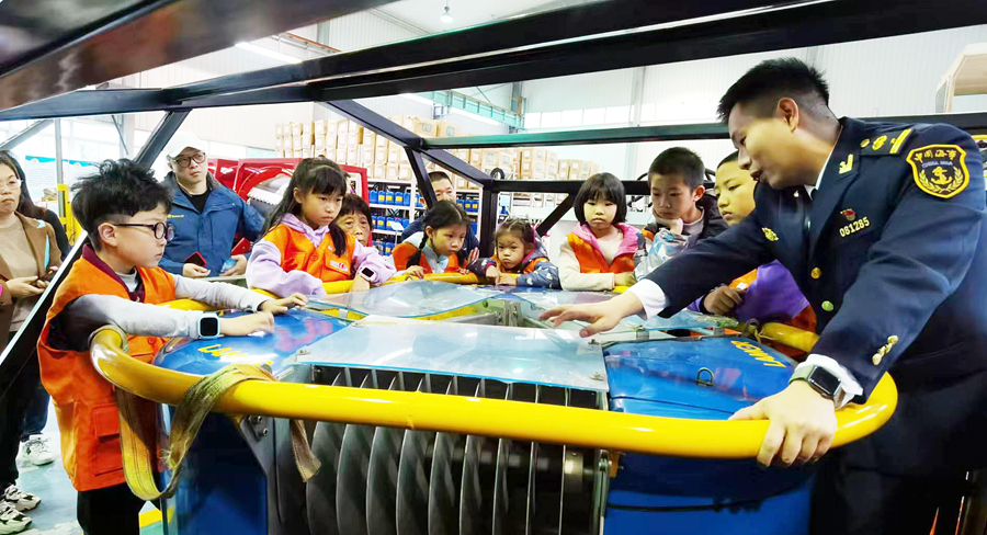 学生在国家厦门溢油应急设备库参观。蔡修权摄