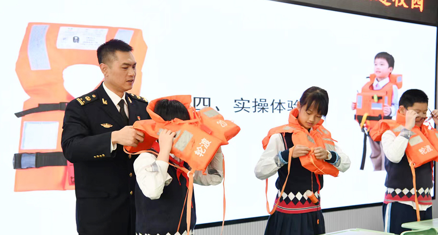 学生们在学习如何正确穿戴救生衣。林昕昀摄