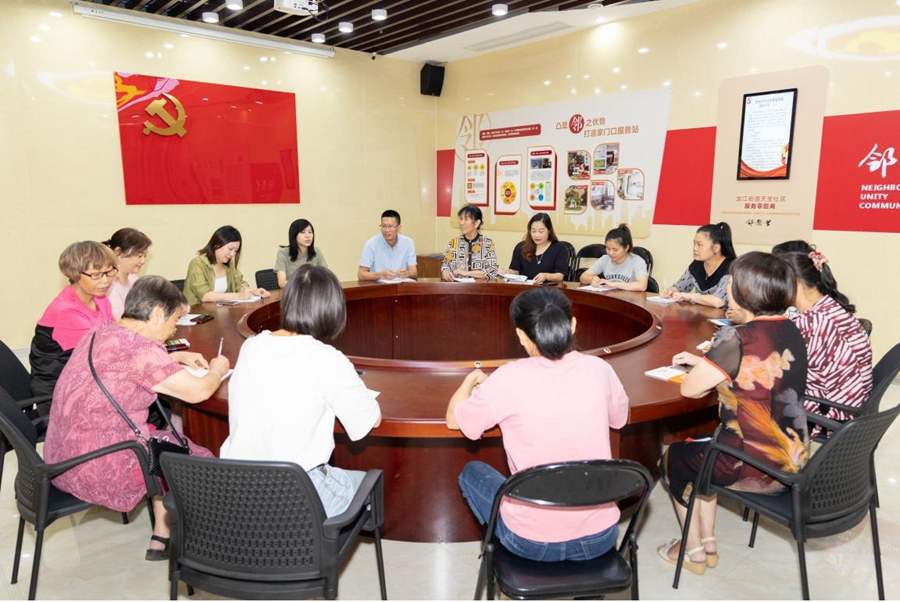 组织老党员开展学习讨论。天宝社区离退休干部党支部供图