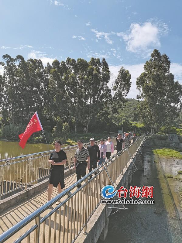 民間河長力量巡河。