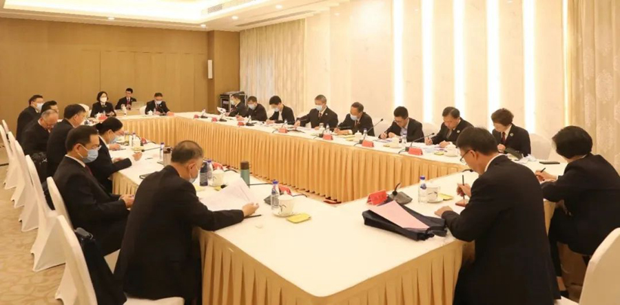期间,与会代表围绕“检察公益诉讼专门立法”“加强新时代公益诉讼检察工作意见”以及贯彻落实本次会议主要精神等主题进行了分组讨论。