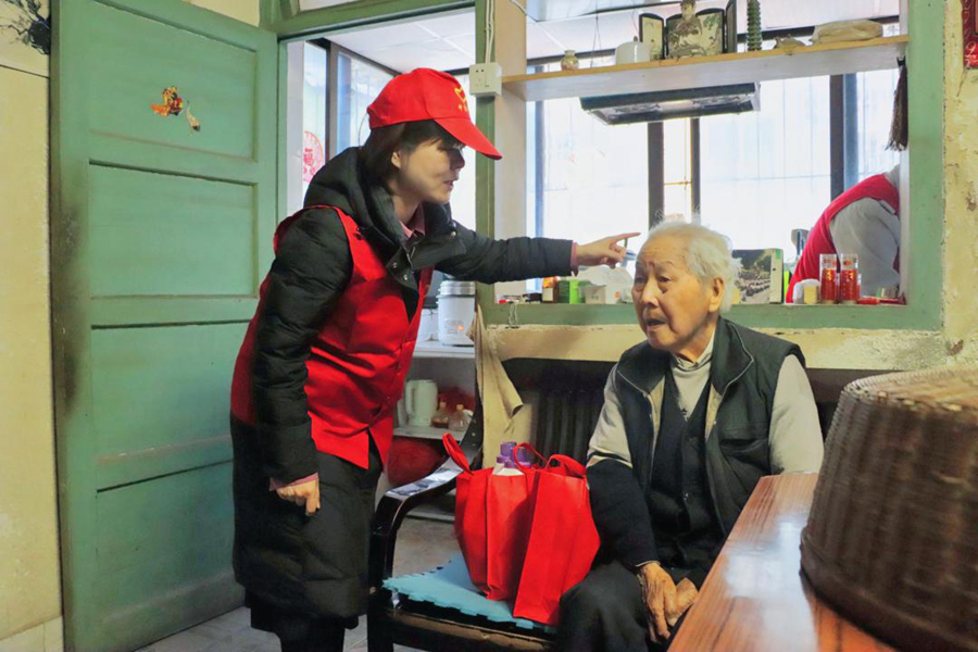 志愿者为社区高龄困难老人送上暖心慰问品并致以亲切问候。中建海峡供图