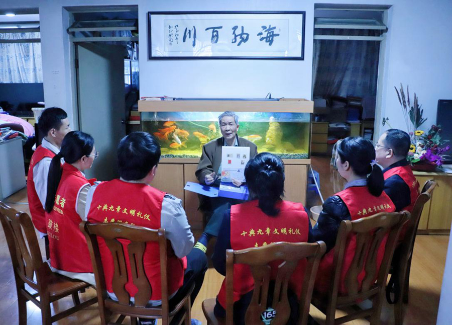 林国山用邮票为志愿者讲授雷锋精神主题党课。中建海峡供图