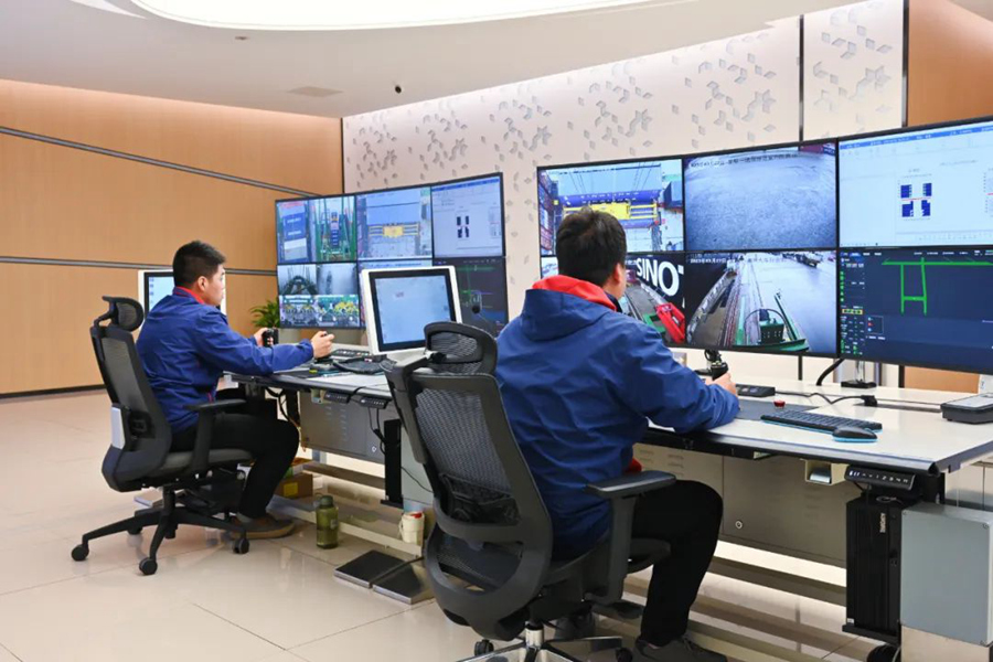 数智中心控制室远程操控岸桥。福建省福州港口发展中心供图
