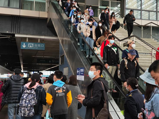 旅客在站台有序登车。韩毅摄