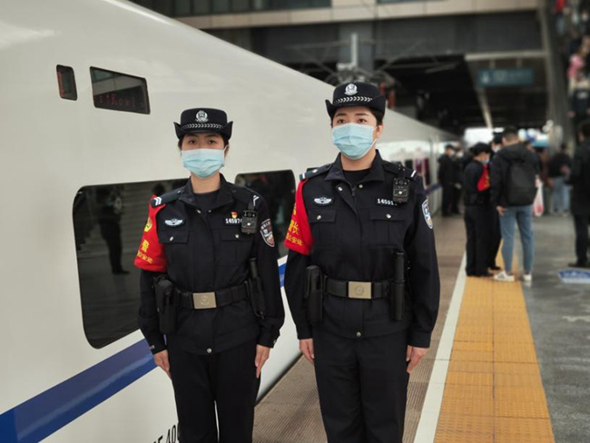 福港高铁女子乘警队的女乘警们正在值乘。韩毅摄