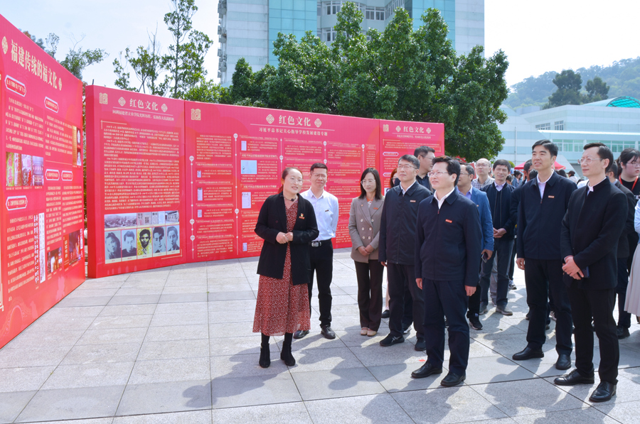 参观话福展区。